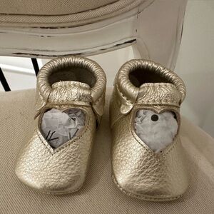 🐇 12~18 Mth Leather Pale Gold Heart Baby Shoes by Freshly Picked NWT